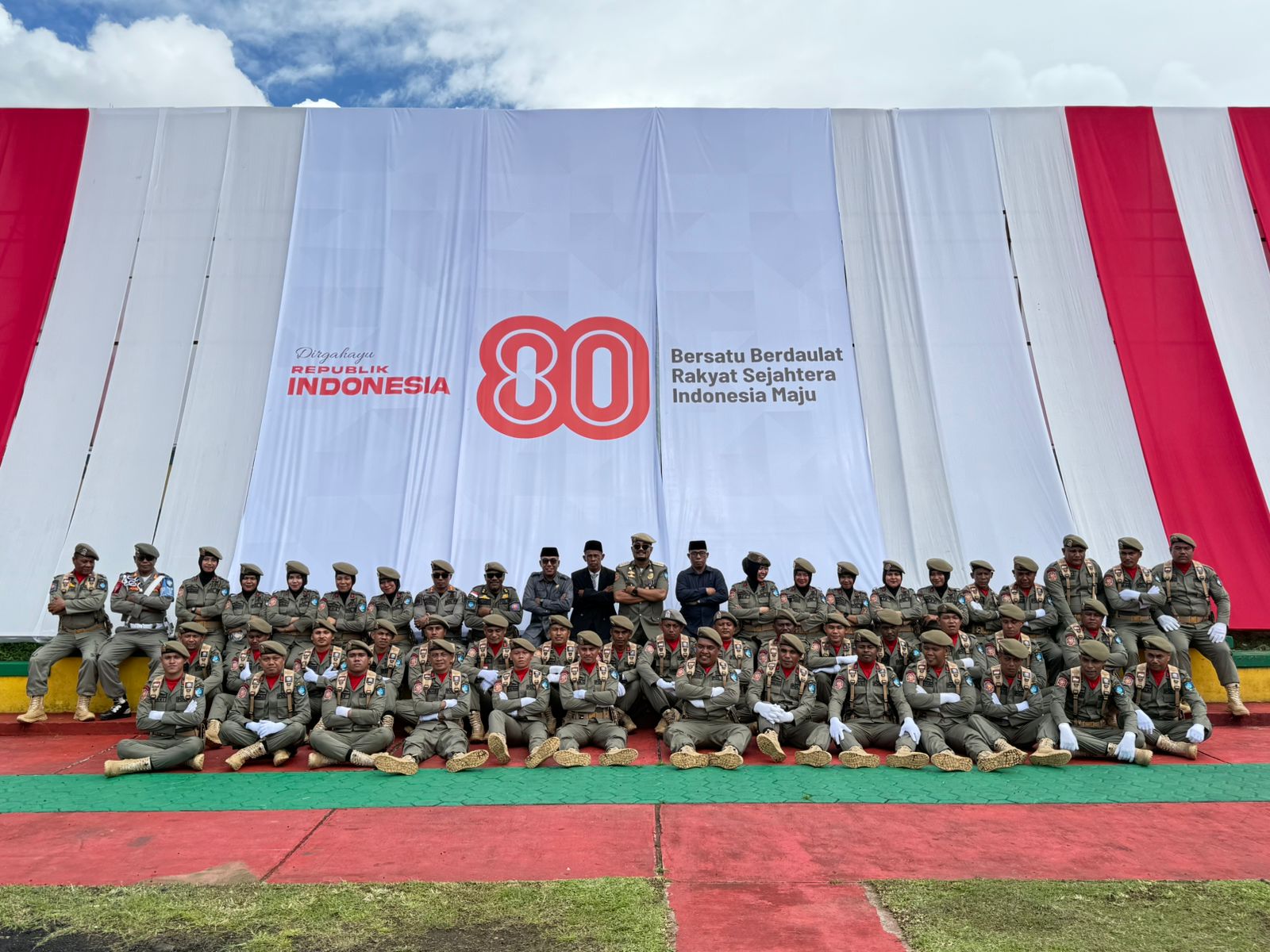 Foto Bersama Kasat Pol PP dan Anggota TRC Setelah Pelaksanaan Upaca 17 Agustus 2025 di Lapangan Salero